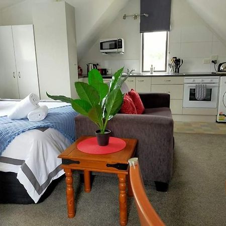 Studio On Golders - Two Minutes To The Lake And Quick Drive To Town! Lejlighed Taupo Eksteriør billede