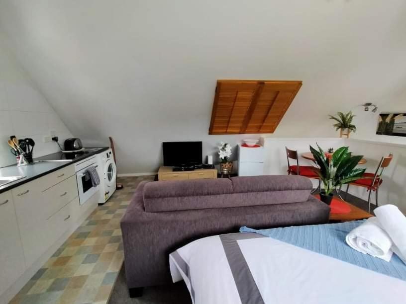 Studio On Golders - Two Minutes To The Lake And Quick Drive To Town! Lejlighed Taupo Eksteriør billede