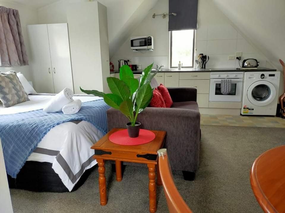 Studio On Golders - Two Minutes To The Lake And Quick Drive To Town! Lejlighed Taupo Eksteriør billede