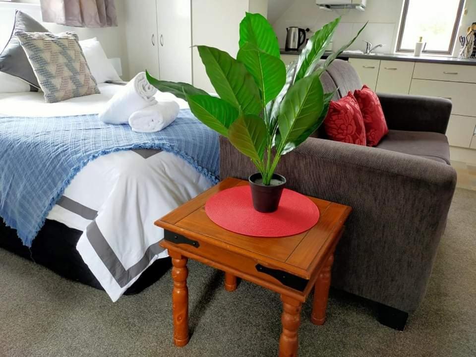 Studio On Golders - Two Minutes To The Lake And Quick Drive To Town! Lejlighed Taupo Eksteriør billede